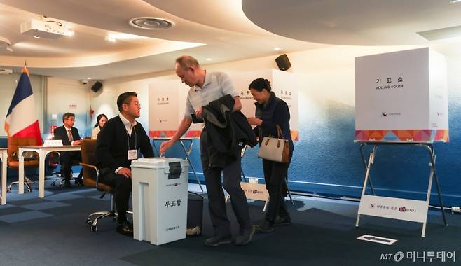 (파리=뉴스1) 이준성 기자 = 제21대 대통령선거 재외국민 투표 첫날인 20일(현지시간) 프랑스 파리 16구 주프랑스한국대사관 영사부에 설치된 투표소에서 유권자들이 소중한 한 표를 행사하고 있다. 2025.5.20/뉴스1 Copyright (C) 뉴스1. All rights reserved. 무단 전재 및 재배포, AI학습 이용 금지. /사진=(파리=뉴스1) 이준성 기자