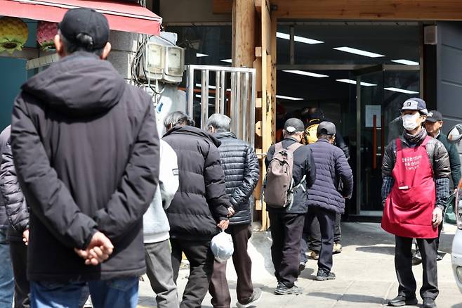 (서울=뉴스1) 민경석 기자 = 우리나라의 은퇴연령인구(66세 이상)의 상대적 빈곤율이 경제협력개발기구(OECD) 38개 회원국 중 가장 높은 것으로 조사됐다. 24일 국가통계연구원이 발표한 '한국의 지속가능발전목표(SDG) 이행현황 2025'에 따르면 2023년 기준 우리나라 은퇴연령 인구의 상대적 빈곤율은 39.8%로 전년(39.7%) 대비 0.1%포인트(p) 상승했다. 이날 서울 종로구 탑골공원 인근 무료급식소 앞에 어르신들이 길게 줄을 서 식사 차례를 기다리고 있다. 2025.3.24/뉴스1 Copyright (C) 뉴스1. All rights reserved. 무단 전재 및 재배포, AI학습 이용 금지. /사진=(서울=뉴스1) 민경석 기자