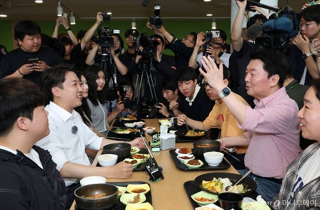 이준석 개혁신당 대통령 후보와 안철수 국민의힘 의원이 21일 경기 성남시 수정구 가천대학교 글로벌캠퍼스 학생식당에서 학생들과 점심 식사를 하고 있다. 2025.5.21/사진=뉴스1 /사진=(성남=뉴스1) 김영운 기자