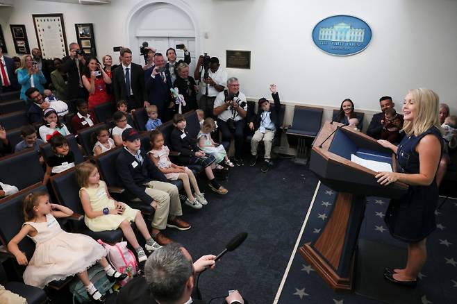 미국 워싱턴D.C 백악관에서 '아이들을 직장에 데려오는 날'을 맞아 백악관 직원들과 출입 기자들 자녀들을 초청했다. 사진은 백악관 대변인과 질의응답 시간을 갖는 아이들의 모습. /사진=로이터