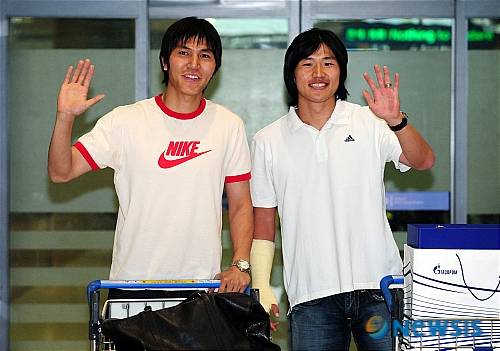 【인천공항=뉴시스】 올해 유럽축구연맹(UEFA)컵 정상에 오른 러시아 프로축구 제니트 상트페테르부르크의 '한국인 듀오' 김동진(26.왼쪽)과 이호(22)가 18일 오후 인천국제공항을 통해 귀국, 취재진을 향해 손을 들어 보이고 있다.