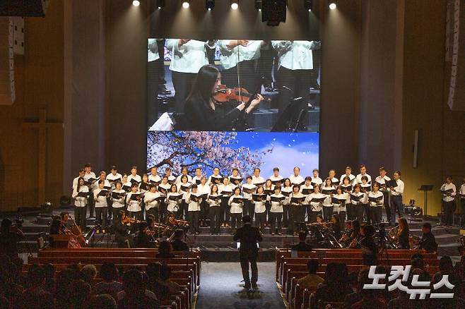 이번 감사예배는 역사를 알리는 '봄(begin)'을 시작으로 '여름(passion)'과 '가을(invite)', '겨울(together)' 그리고 '다시 봄(glory)'으로 표현했다. 유상원 아나운서