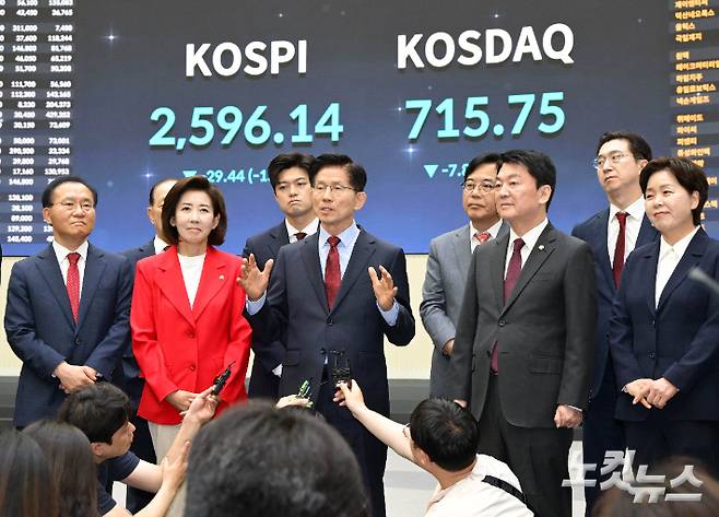 김문수 국민의힘 대선 후보가 22일 서울 여의도 한국거래소에서 열린 중앙선거대책위원회 현장 회의에서 홍보관을 둘러본 후 백브리핑을 하고 있다. 황진환 기자