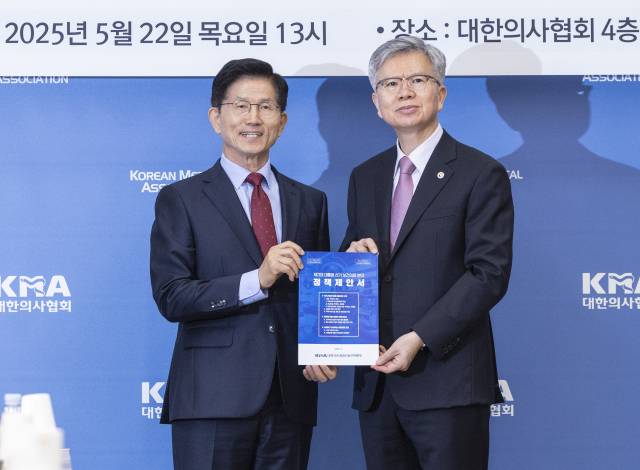 ▲국민의힘 김문수 대선후보가 22일 서울 용산구 대한의사협회를 방문해 김택우 의사협회장에게 정책 제안서를 전달받고 있다. ⓒ연합뉴스