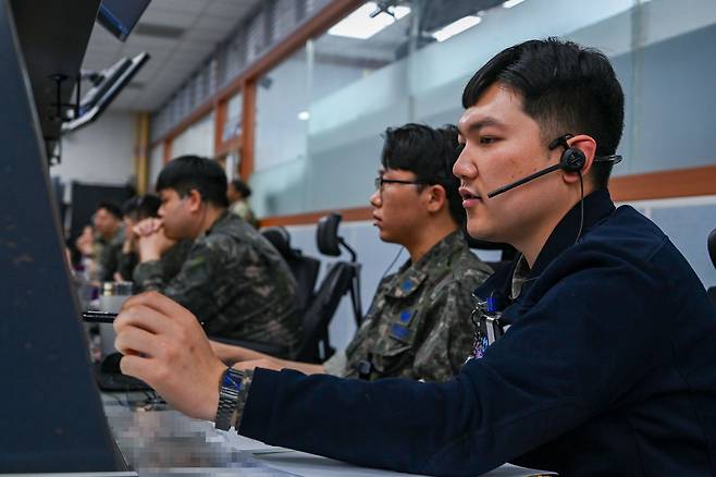 대한민국 공군 중앙방공통제소(MCRC) 무기운영팀이 항적분리 임무를 수행하고 있다. 공군 제공
