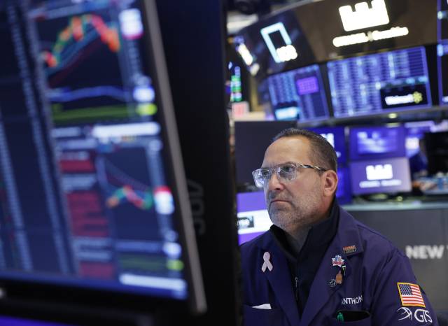 미국 뉴욕증권거래소에서 한 트레이더가 업무를 보고 있다. 연합뉴스