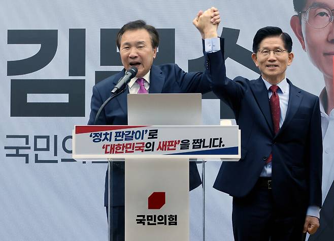 손학규 전 바른미래당 대표가 22일 오전 서울 여의도 국민의힘 중앙당사 다목적홀에서 열린 김문수 국민의힘 대선 후보 '정치를 판갈이 합니다' 정치개혁 관련 긴급 기자회견에 참석해 김 후보에 대해 지지를 선언하고 있다. ⓒ시사저널 박은숙