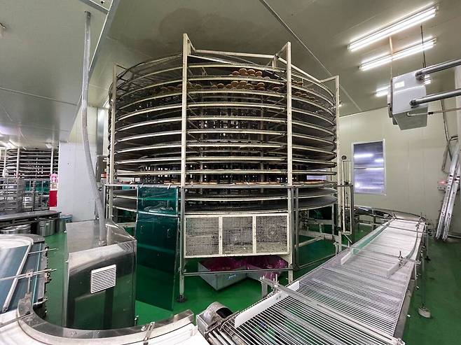 5월19일 오전 3시쯤 경기 시흥시에 위치한 SPC삼립 시화공장에서 컨베이어 벨트 윤활 작업 중 끼임 사고로 사망한 50대 여성 근로자 A씨의 발인식이 22일 엄수됐다. 사진은 사고가 발생한 SPC삼립 시화공장 내 기계의 모습 ⓒ시흥소방서 제공