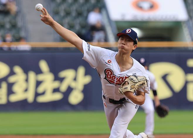 두산 최민석이 21일 잠실 SSG전 선발 등판해 공을 던지고 있다. 연합뉴스