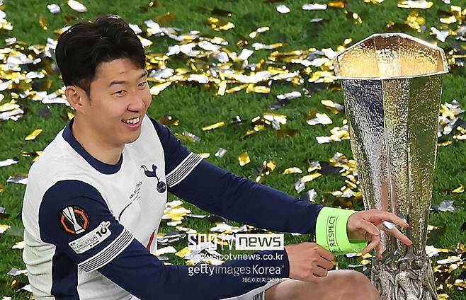 ▲ 손흥민에게 이날은 더욱 특별했다. 2010년 독일 함부르크에서 프로 데뷔 후 레버쿠젠을 거쳐 2015년부터 토트넘 유니폼을 입은 그는 지난 10년간 팀의 중심이자 주장으로 활약했지만 단 한 번도 우승을 경험하지 못했다. 2016-17 시즌 리그 2위, 2018-19 UCL 결승 패배, 2020-21 리그컵 준우승 등 유독 ‘준우승의 아이콘’으로 남아 있었던 손흥민. 그러나 이날 그 아쉬움은 기쁨으로 바뀌었다.