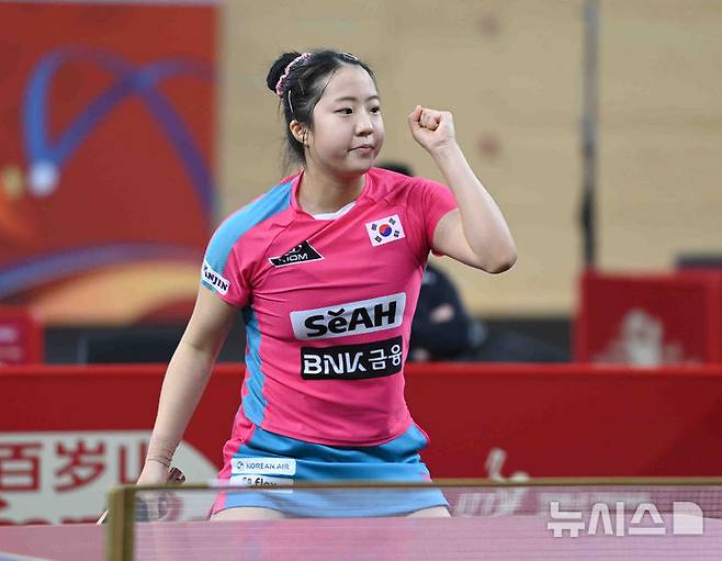 신유빈이 19일(현지시간) 카타르 도하 카타르대학교 스포츠 컴플렉스에서 열린 2025 국제탁구연맹(ITTF) 세계선수권대회 여자단식 64강 루마니아 이오아나 신게오르잔과 경기를 펼치고 있다. /사진=뉴시스