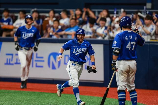 김지찬(가운데)이 득점 후 강민호의 환영을 받고 있다. /사진=삼성 라이온즈 제공