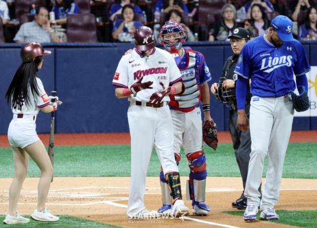 사구에 맞은 카디네스(왼쪽에서 2번째)를 강민호가 달래고 있다. /사진=강영조 선임기자