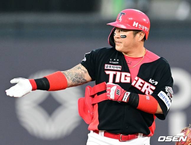 최형우가 세리머니를 하고 있다.