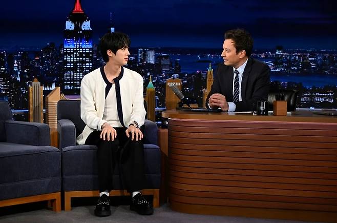 방탄소년단 진이 ‘지미팰런쇼’에 출연했다. 사진ㅣTodd Owyoung/NBC