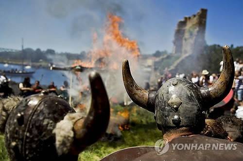 바이킹 상륙 재연 행사 (갈라시아<스페인> EPA=연합뉴스) 7일(현지시간) 스페인 북서부 갈라시아 지방에서 열린 바이킹족의 카토리아 상륙 재연 행사에서 바이킹 의상을 차려입은 참가자들의 모습이 보이고 있다. 이 재연 행사는 1960년부터 시작됐다.
sjh940214@yna.co.kr (끝)