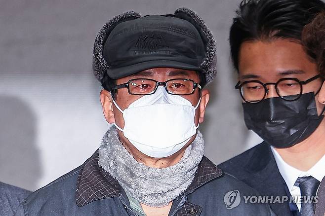 '계엄 모의' 노상원 전 정보사령관, 검찰 송치 (서울=연합뉴스) 서대연 기자 = '12·3 비상계엄' 기획에 관여한 혐의로 구속된 노상원 전 국군정보사령관이 24일 오전 서울 은평구 서울서부경찰서에서 검찰로 송치되고 있다. 2024.12.24 dwise@yna.co.kr