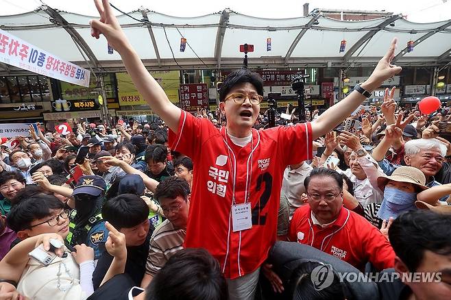 대구서 지원 유세 나선 한동훈 전 대표 (대구=연합뉴스) 윤관식 기자 = 한동훈 전 국민의힘 대표가 전날 대구 중구 서문시장을 찾아 김문수 대선 후보의 지원 유세를 하고 있다. 2025.5.21 psik@yna.co.kr