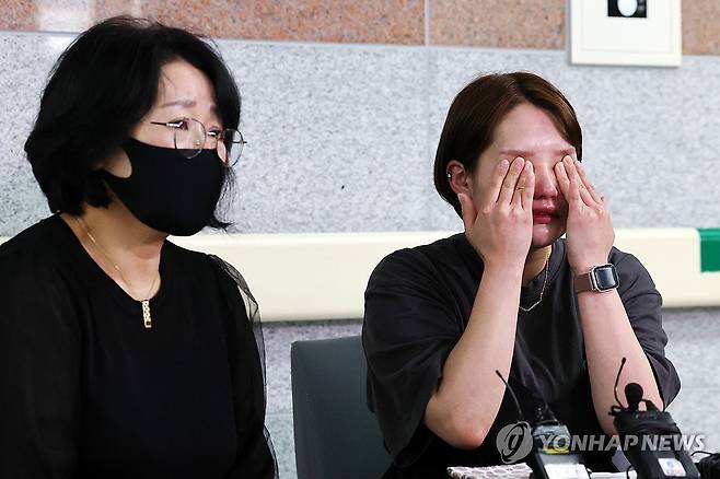 눈물 흘리는 금호타이어 근로자 가족 (광주=연합뉴스) 정다움 기자 = 22일 오후 광주 한 대학병원에서 금호타이어 광주공장 화재로 다친 직원의 가족들이 인터뷰 도중 눈물을 흘리고 있다. 2025.5.22 daum@yna.co.kr