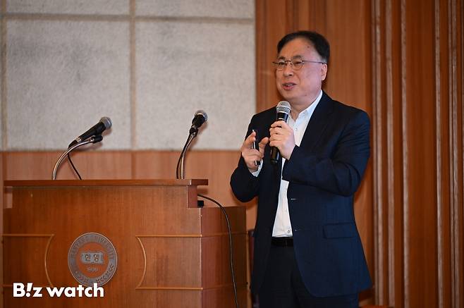 김수헌 머니투데이 기업경제센터장이 13일 강연에서 기업에 대한 정보를 파악하는 경로 등에 대해 강연하는 모습/사진=이명근 기자 qwe123@