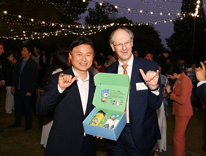 조용익(왼쪽) 부천시장이 15일 그랜드하얏트서울 호텔에서 열린 ‘올 유러피언 네트워크 나이트 2025’에서 필립 반 후프 주한유럽상공회의소 회장에게 부천시 캐릭터 기념품을 전달하며 기념 촬영하고 있다. (사진 = 부천시 제공)