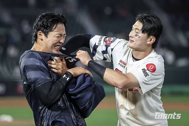 프로 데뷔 첫 선발승을 거둔 이민석이 팀동료 윤동희의 격한 축하를 받고 있다. 사진=롯데자이언츠