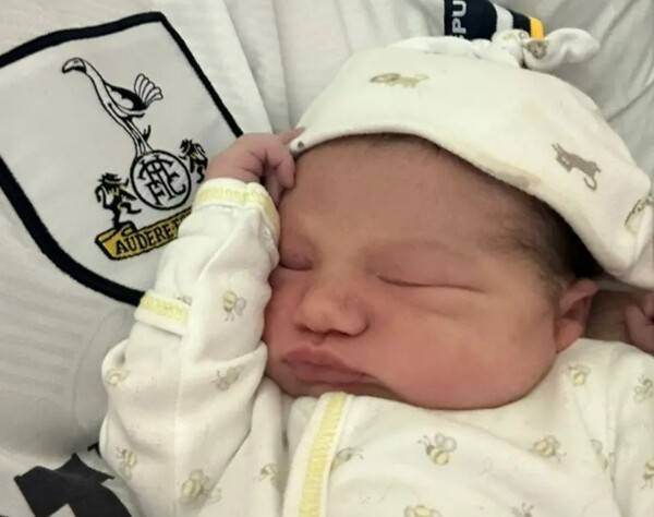 토트넘이 유로파리그에서 우승한 날 태어난 아기. 아버지는 아이의 이름을 안젤라 매디슨 흥민(Angela Maddison Heung-Min)으로 지었다. / 사진 = BBC 캡처