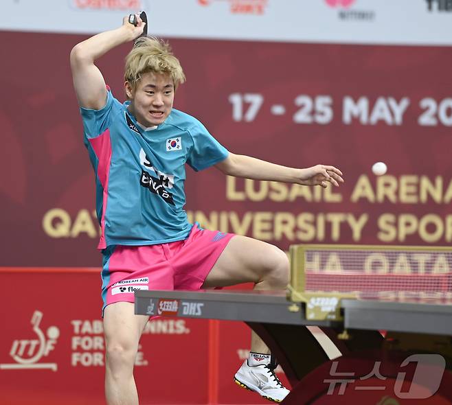 오준성이 17일 카타르 도하 카타르대학교 스포츠 콤플렉스에서 열린 2025 세계탁구선수권대회 개인단식 128강에서 에피오피아 DARARA DUFERA와 경기를 펼치고 있다. 2025.5.18/뉴스1 ⓒ News1 사진공동취재단