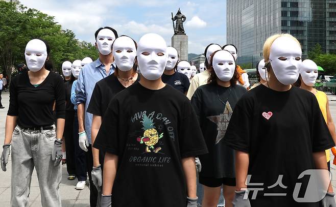 녹색연합 관계자들이 22일 서울 종로구 세종로 광화문광장에서 생물다양성의 날을 맞아 자연의 권리 퍼포먼스 ‘공생2’를 선보이고 있다. 2025.5.22/뉴스1 ⓒ News1 임세영 기자