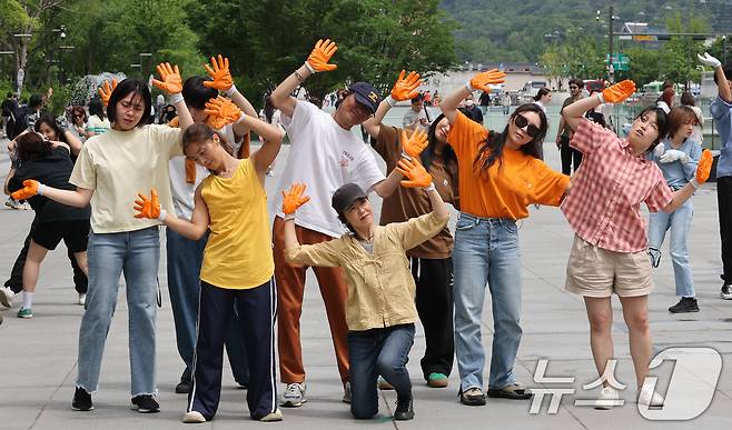 녹색연합 관계자들이 22일 서울 종로구 세종로 광화문광장에서 생물다양성의 날을 맞아 자연의 권리 퍼포먼스 ‘공생2’를 선보이고 있다. 2025.5.22/뉴스1 ⓒ News1 임세영 기자