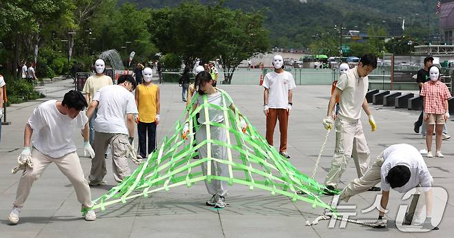 녹색연합 관계자들이 22일 서울 종로구 세종로 광화문광장에서 생물다양성의 날을 맞아 자연의 권리 퍼포먼스 ‘공생2’를 선보이고 있다. 2025.5.22/뉴스1 ⓒ News1 임세영 기자