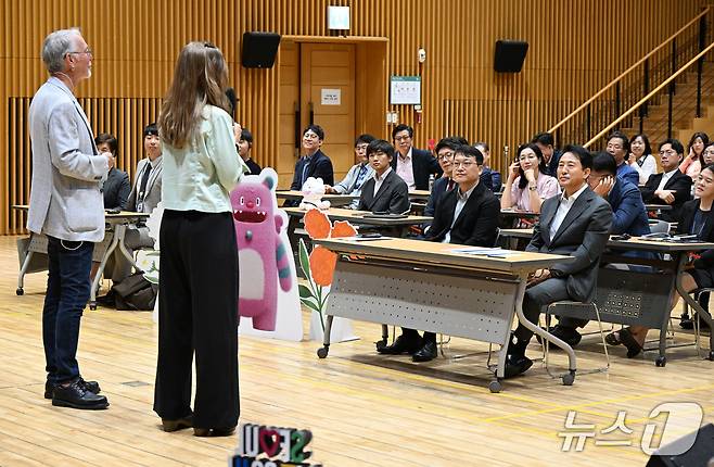 오세훈 서울시장이 23일 서울시청에서 열린 샘 리처드, 로리 멀비 미국 펜실베이니아주립대 교수의 특강을 듣고 있다.(서울시 제공)