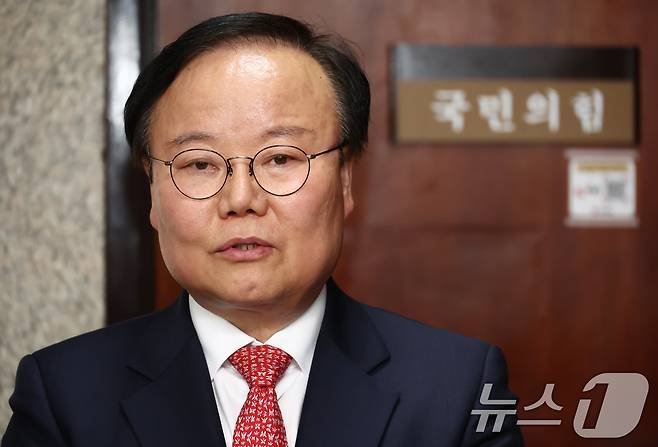 김문수 국민의힘 대통령 후보 대리인인 김재원 비서실장이 9일 서울 여의도 국회에서 열린 한덕수 무소속 대선 예비후보 대리인 측과의 단일화 협상 관련 회동을 마치고 브리핑을 하고 있다. 2025.5.9/뉴스1 ⓒ News1 김민지 기자