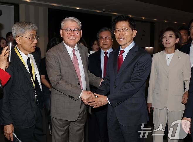 김문수 국민의힘 대통령 후보가 23일 오전 서울 중구 더플라자호텔에서 열린 제3회 국가와 민족을 위한 조찬기도회에 참석하며 한기채 목사와 악수를 나누고 있다. 2025.5.23/뉴스1 ⓒ News1 오대일 기자