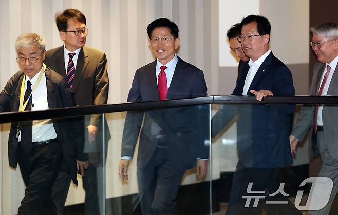 김문수 국민의힘 대통령 후보가 23일 오전 서울 중구 더플라자호텔에서 열린 제3회 국가와 민족을 위한 조찬기도회에 참석하고 있다. 2025.5.23/뉴스1 ⓒ News1 오대일 기자