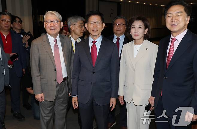김문수 국민의힘 대통령 후보가 23일 오전 서울 중구 더플라자호텔에서 열린 제3회 국가와 민족을 위한 조찬기도회에 참석하며 한기채 목사 등 참석자들과 기념촬영을 하고 있다. 2025.5.23/뉴스1 ⓒ News1 오대일 기자
