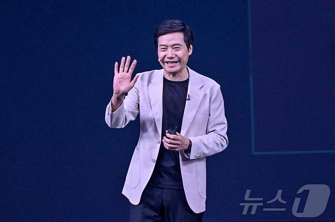 레이쥔 샤오미 CEO가 22일(현지시간) 베이징에서 독자 개발한 전기 SUV YU7를 공개하고 있다. 2025.05.23 ⓒ AFP=뉴스1 ⓒ News1 우동명 기자