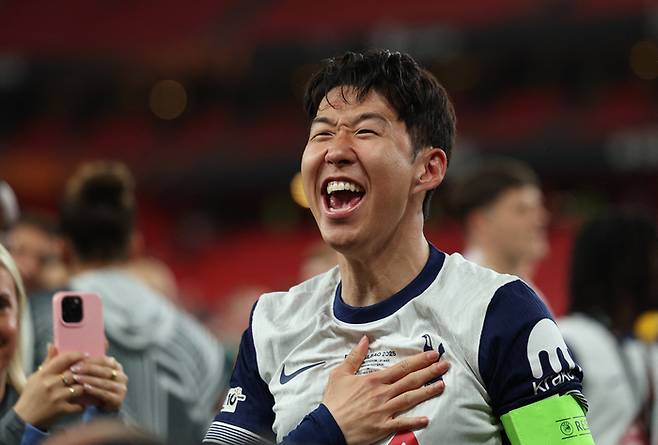 손흥민이 유로파리그 우승 후 환호하고 있다. 사진 | 빌바오=로이터연합뉴스