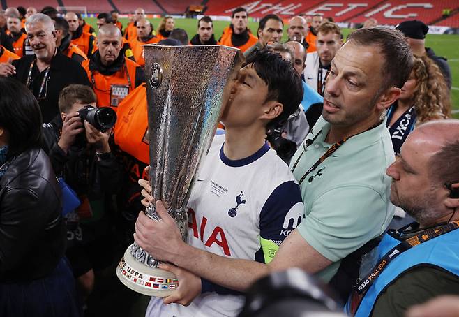 손흥민이 유로파리그 우승 후 트로피에 입을 맞추고 있다. 사진 | 빌바오=로이터연합뉴스