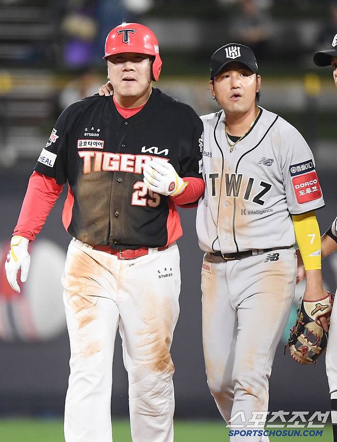 21일 수원 KT위즈파크에서 열린 KIA-KT전. 9회초 1사 이우성이 대타로 나와 안타를 쳤지만 2루에서 김상수에게 태그아웃됐다. 충돌로 고통스러워하는 이우성을 김상수가 위로하고 있다. 수원=정재근 기자 cjg@sportschosun.com/2025.5.21/