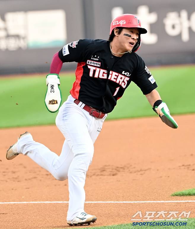 3루를 돌아 홈으로 파고드는 박찬호