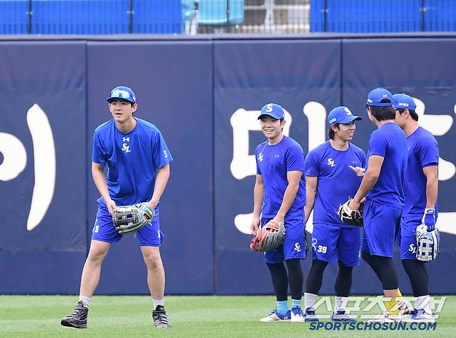 구자욱과 함께 외야 수비훈련을 하고 있는 김지찬, 김성윤, 이성규, 박승규.