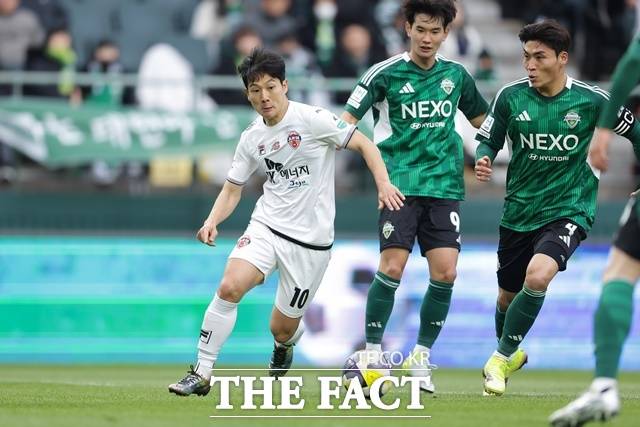 반등이 필요한 제주와 선두 등극을 노리는 전북현대의 지난 경기 장면./K리그