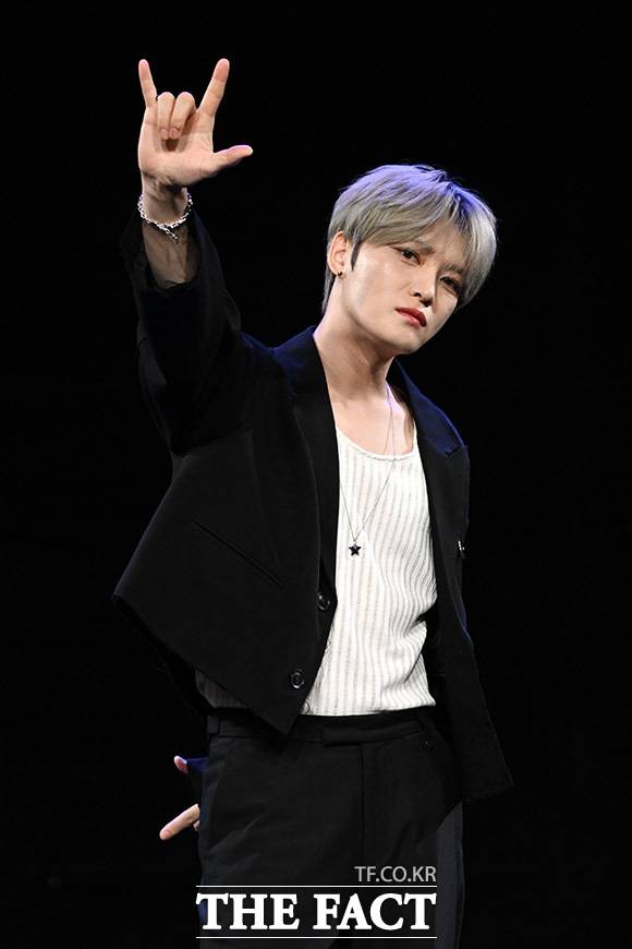 가수 겸 배우 김재중이 지난 19일 새 미니 앨범 'Beauty in Chaos'를 발매했다. 사진은 김재중이 지난 19일 오후 서울 마포구 상암동 MBC 골든마우스홀에서 열린 'Beauty in Chaos(뷰티 인 카오스)' 발매 기념 기자간담회에서 포즈를 취하고 있는 모습. /더팩트 DB