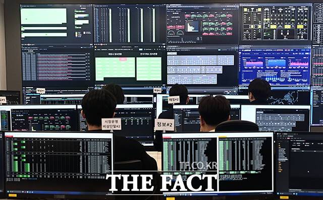 공정거래위원회는 23일부터 국내 주요 데이터 관련 사업자들을 대상으로 데이터 분야 서면실태조사를 벌인다. 사진은 국내 최초 대체거래소 넥스트레이드(NXT) 상황실 모습. /더팩트 DB