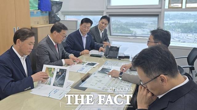 김윤철(왼쪽 두번째) 합천군수가 행정안전부를 방문, 지역 현안 사업의 필요성을 설명하고 원활한 추진을 위한 협조를 요청했다./합천군