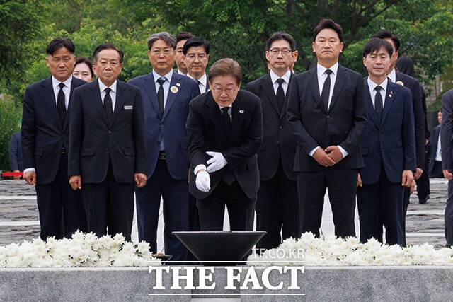 분향하는 이재명 후보.