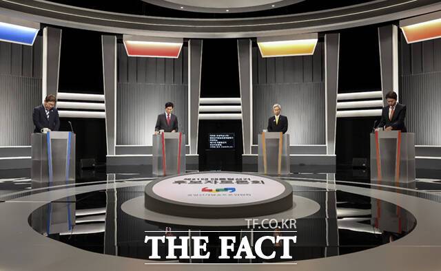 이재명 더불어민주당, 김문수 국민의힘, 권영구 민주노동당, 이준석 개혁신당 대선후보(왼쪽부터)가 23일 서울 영등포구 여의도 KBS 스튜디오에서 열린 중앙선거방송토론위원회 주관 제21대 대통령선거 후보자 토론회에 참석해 토론 준비를 하고 있다. /국회사진기자단