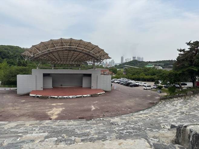 지난해 폭설 이후 사고 예방을 위해 관람석을 철거한 이천 설봉공원 야외대공연장. 이천시는 안전을 위해 노후 공연장을 재건립하는 방안을 추진한다. 이천시 제공