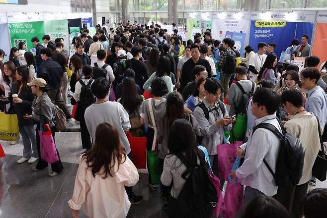 지난 19일 서울 강남구 코엑스의 직장인들. 사진은 기사 중 특정 표현과 관련 없음. 연합뉴스